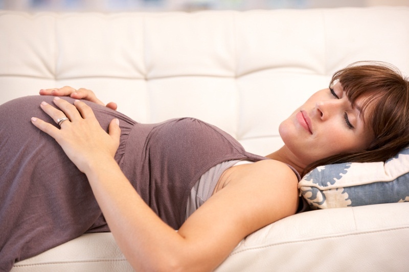 В каком положении лежать во время беременности смертельно опасно?